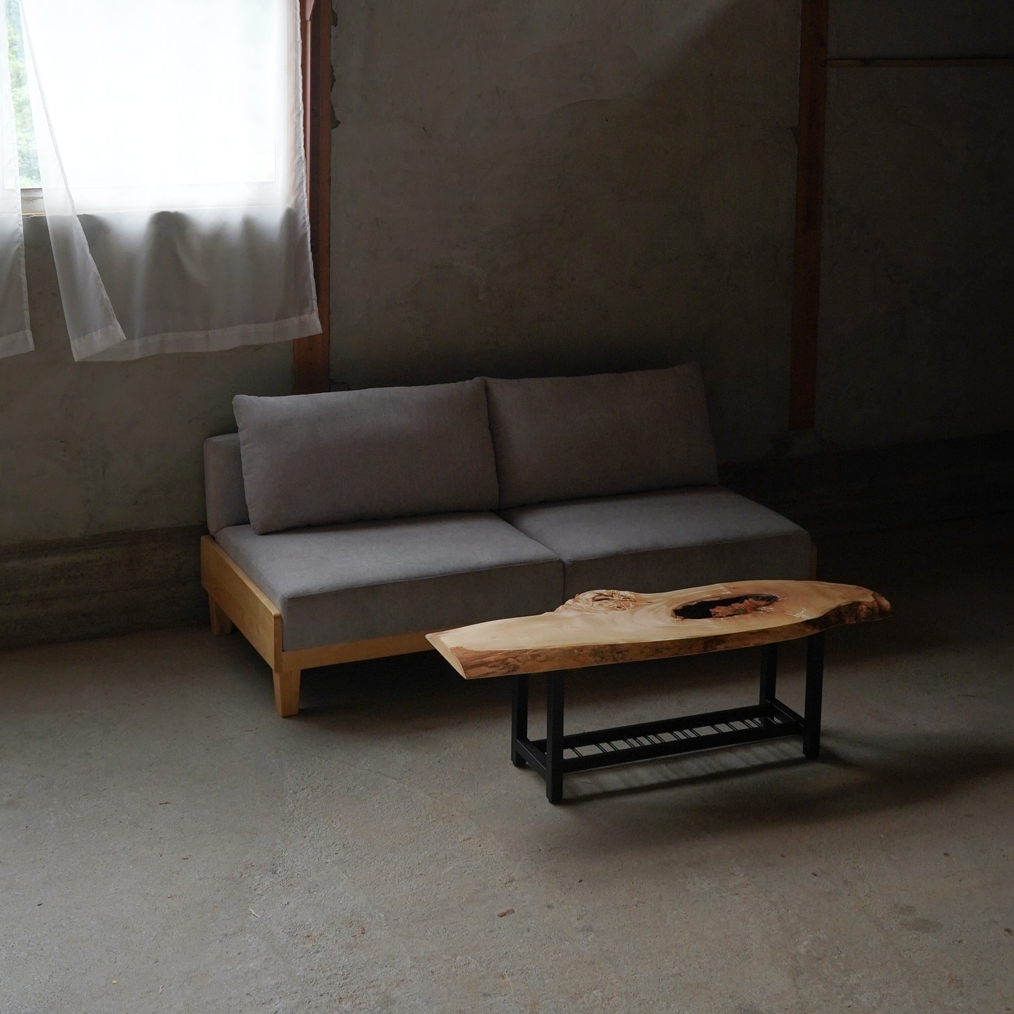 穴あき栃の一枚板ローテーブル | 徳田製作所