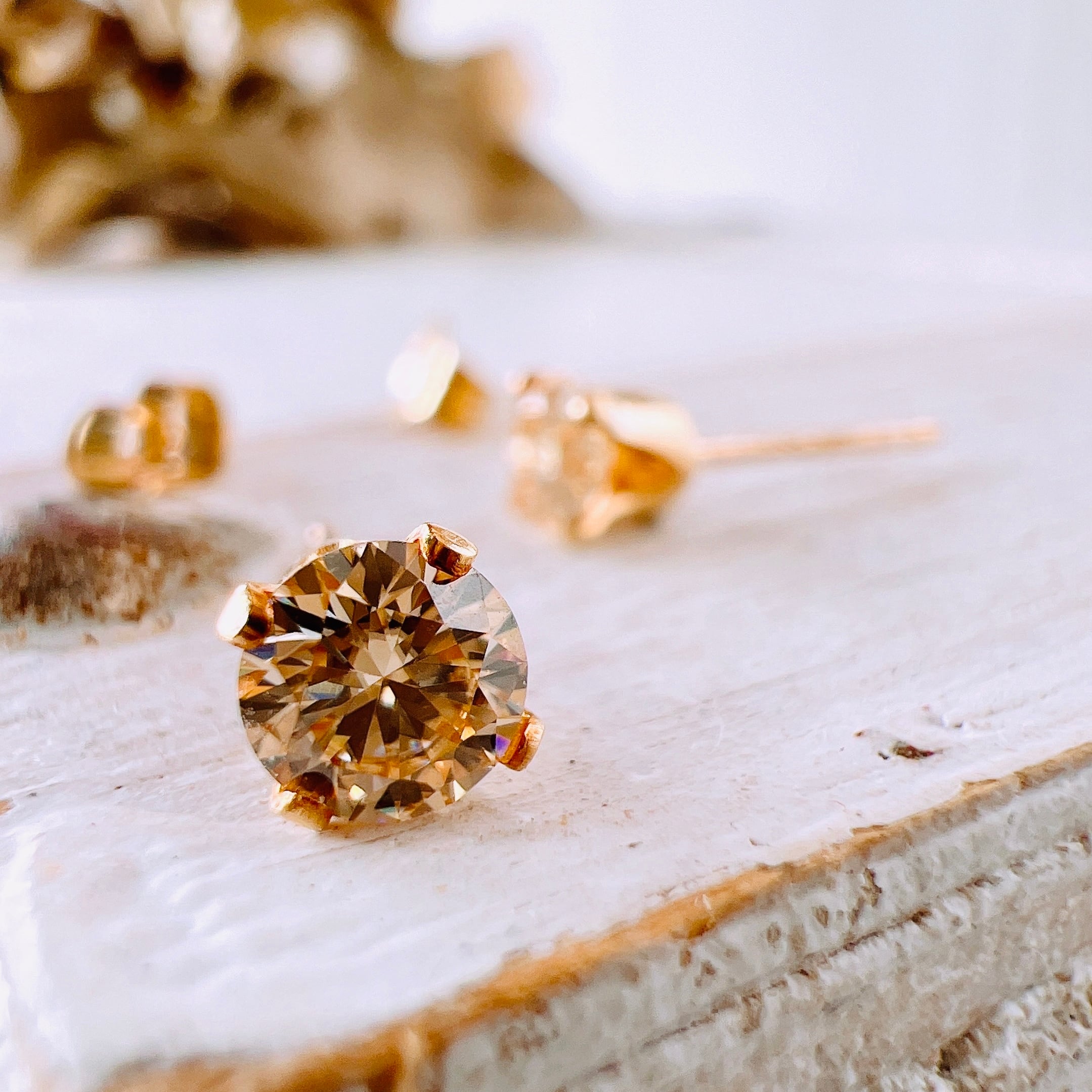 14kgfモアサナイトAAAラウンドピアス】4mm シャンパンカラー | Anemoon