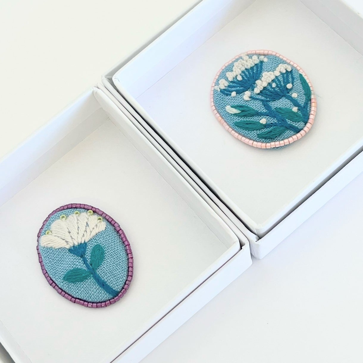 ビーズで飾った草花のミニ刺繍ブローチ【botanical】#333 | j.couture