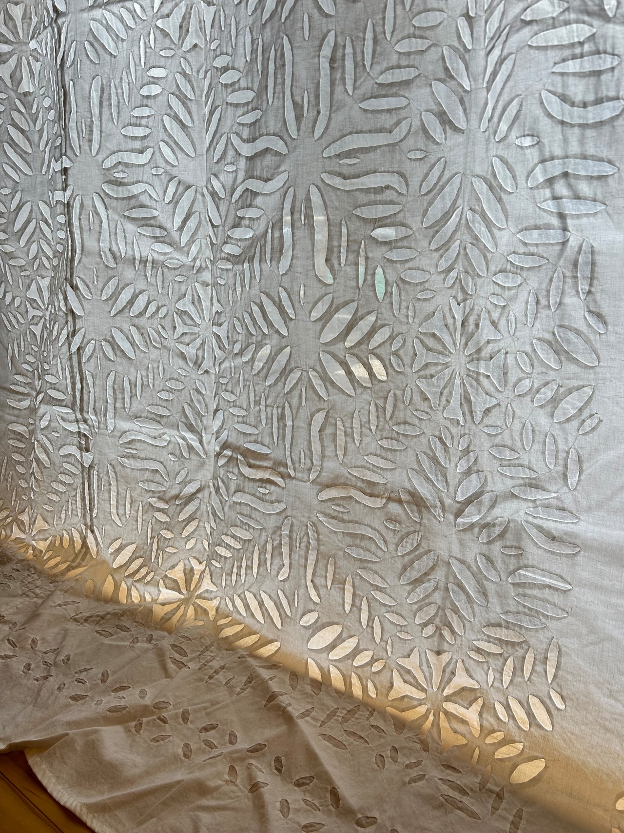 カットワークキルト② マルチクロス　ホワイト　インドの手仕事