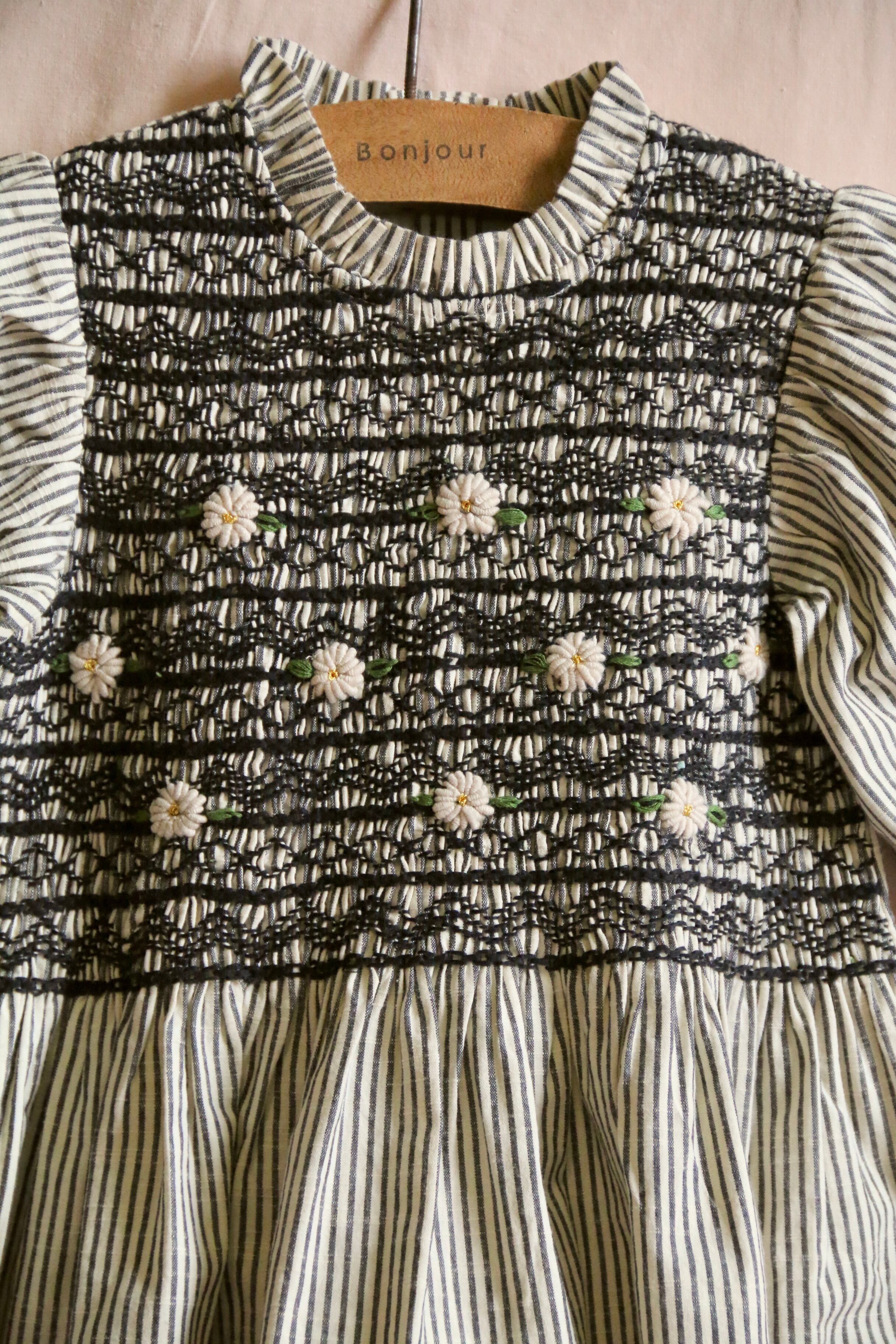 BONJOUR DIARY Handsmock blouse with crochet collar black