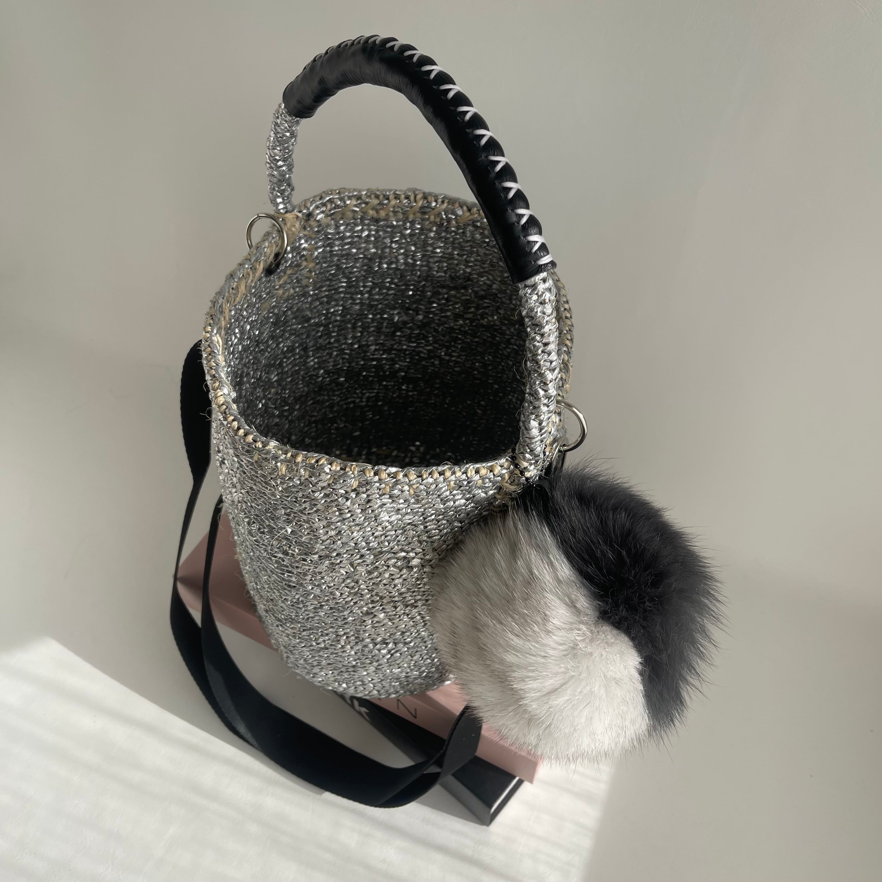 OVAL Shoulder Strap Kago-Bag & BIG FUR / Gray x White | meong blue