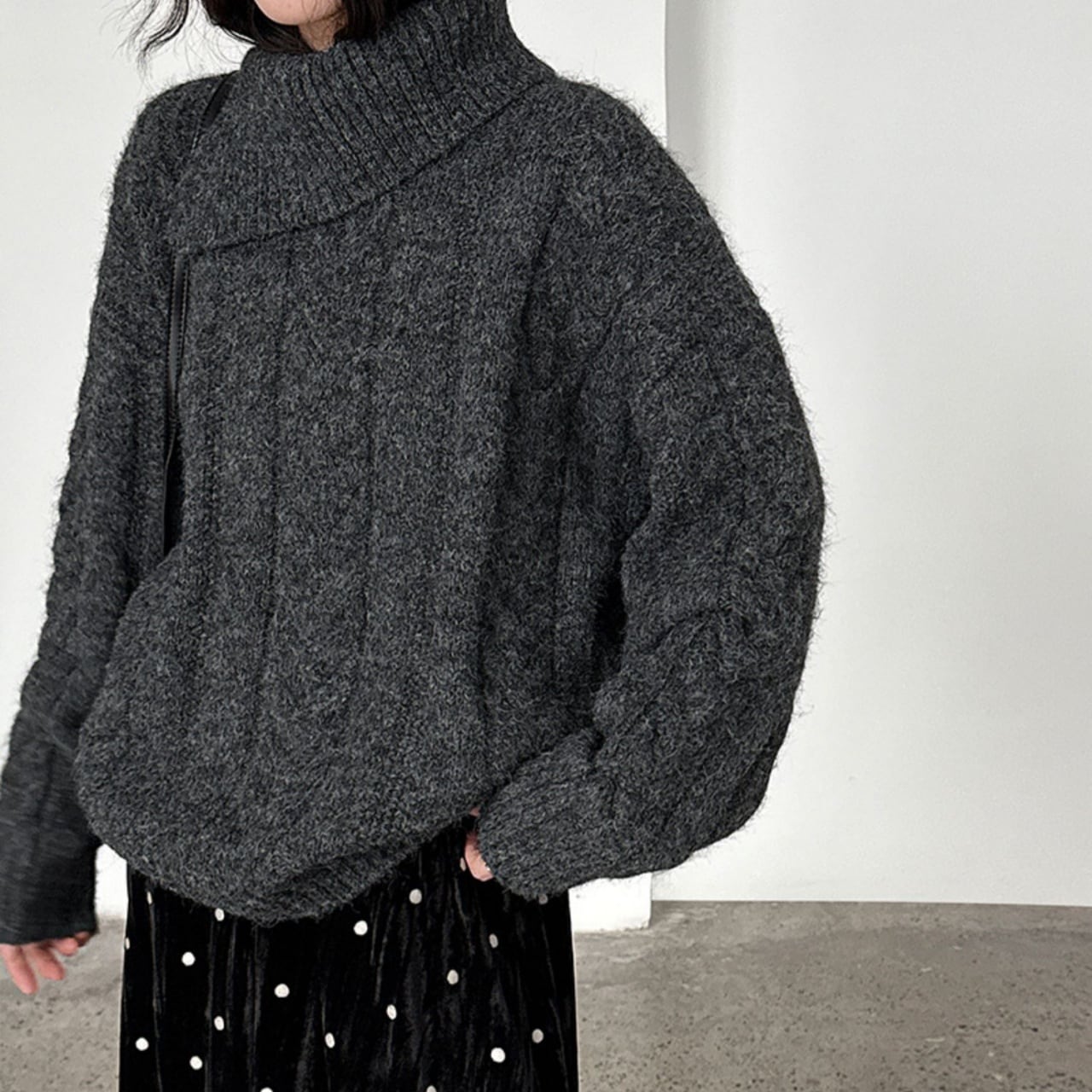 アシンメトリーオフタートルケーブルニットプルオーバー A01928