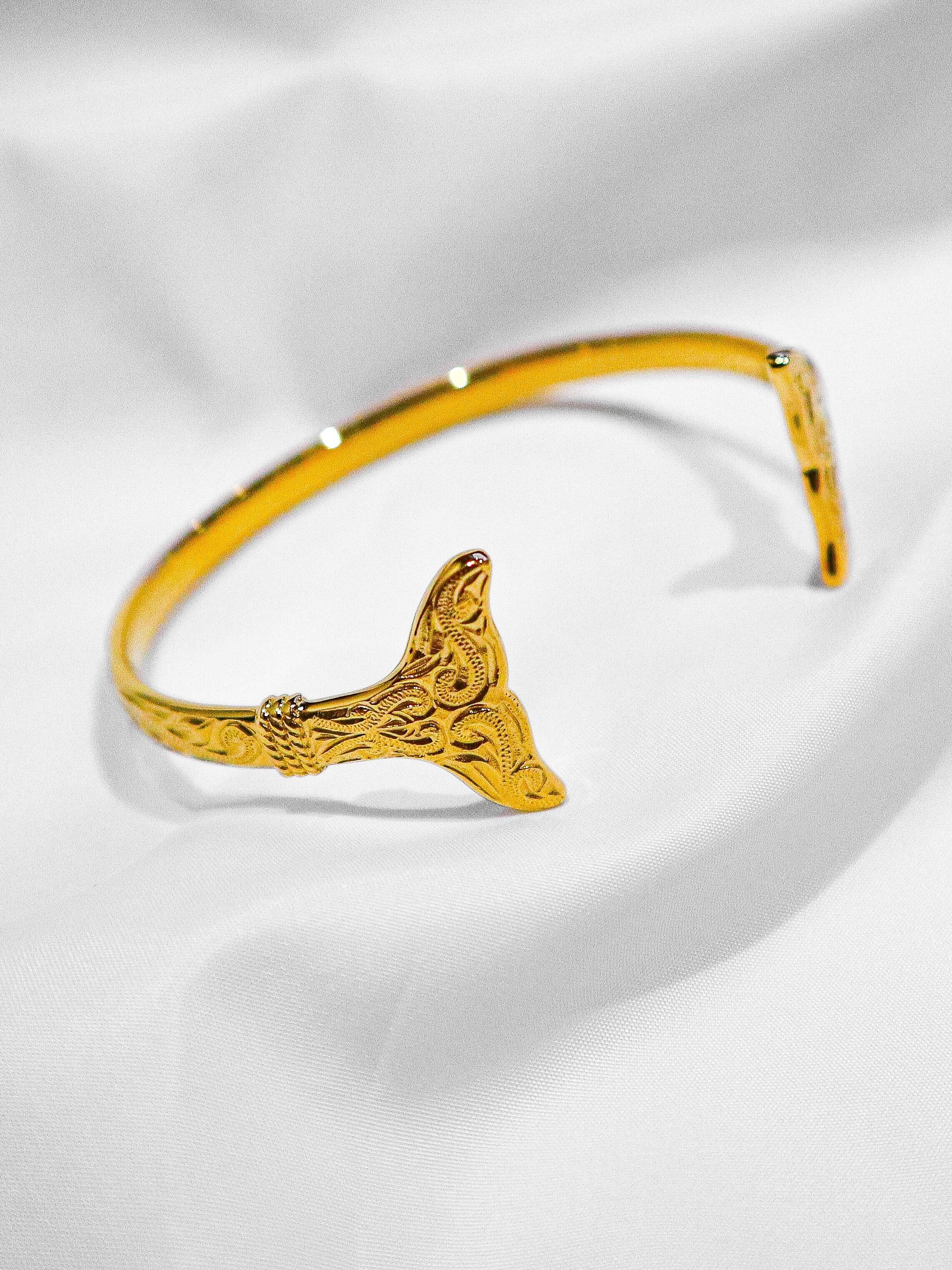 Hawaiian Whaletail Bangle | ALAINE