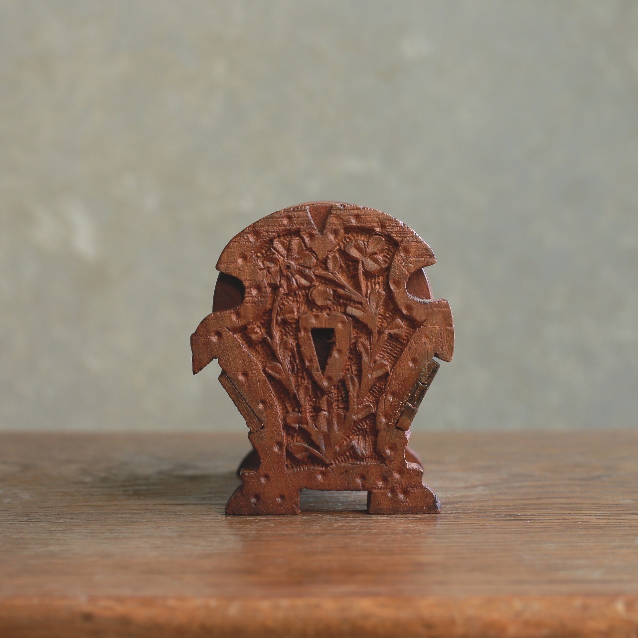 彫りが美しい、木製のコースター 6枚セット 1