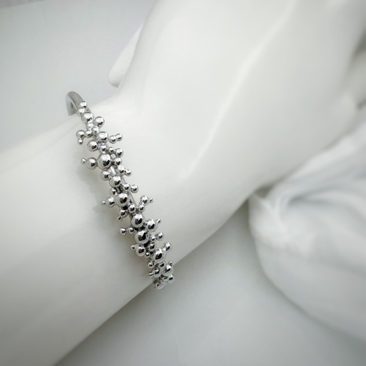 Moment / Dot Bangle