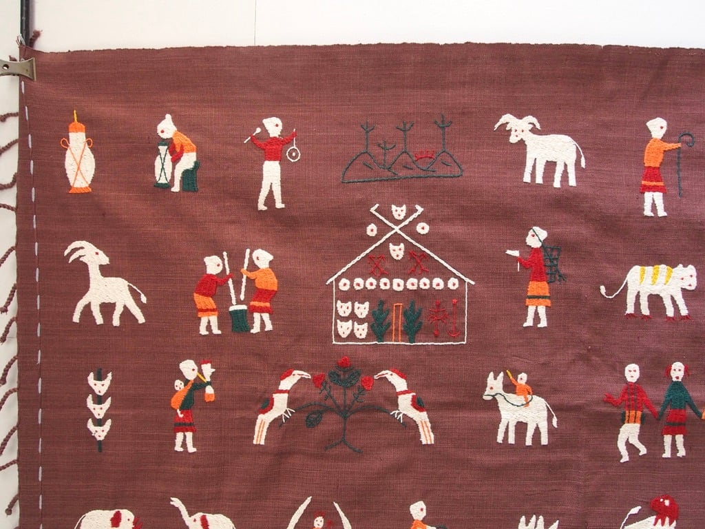ナガ族　タペストリー（ベージュ、大） NAGA TRIBE - EMBROIDERY TAPESTRY / BROWN | casablanca