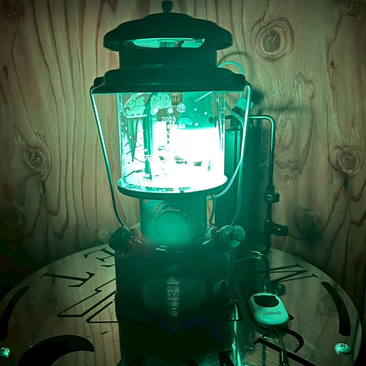 Coleman コールマン】クリスマスリミテッドハイブリッドランタン 2025