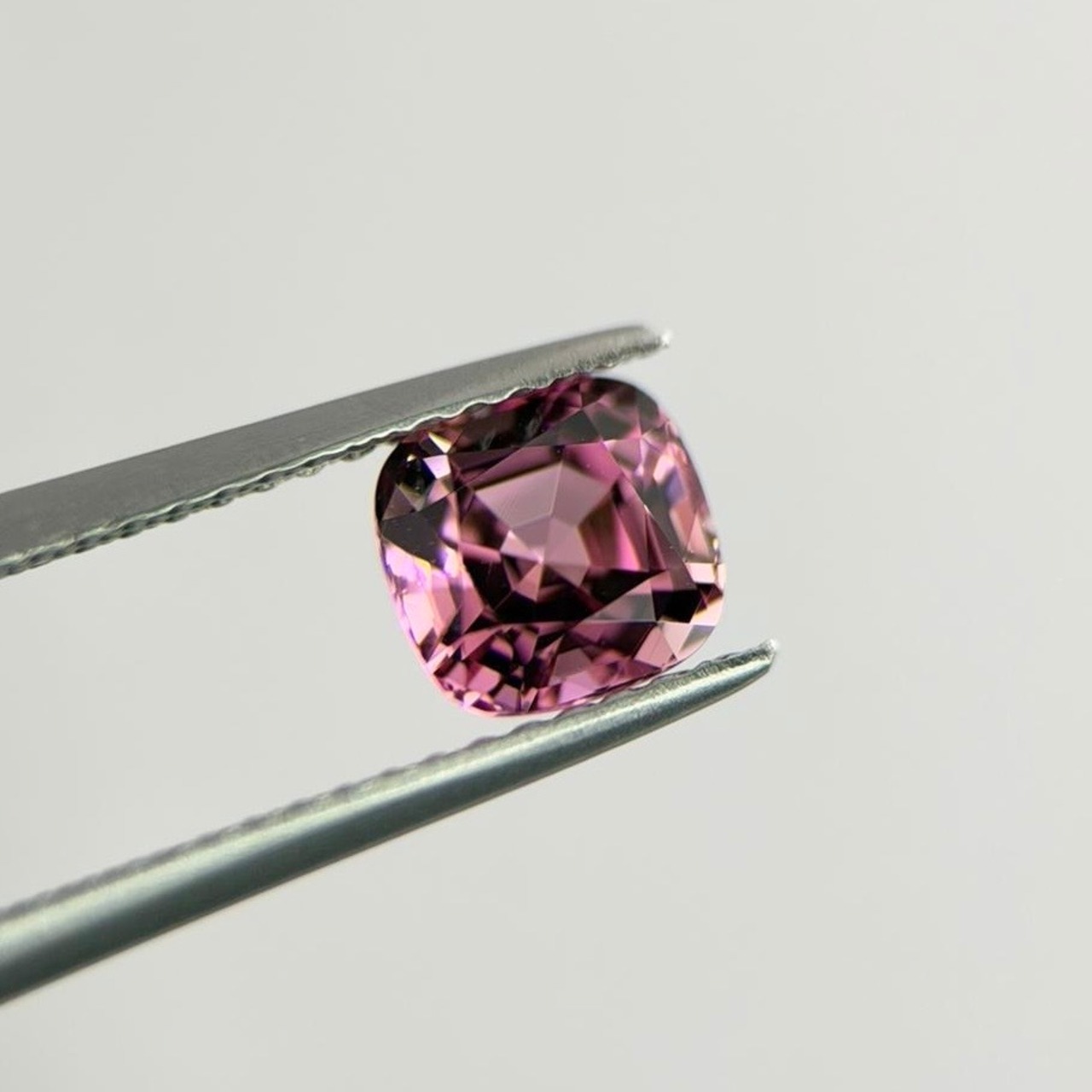 ピンクトルマリン クッションカット 5.0x5.0x4.6mm, 1.06ct, ナイジェリア産