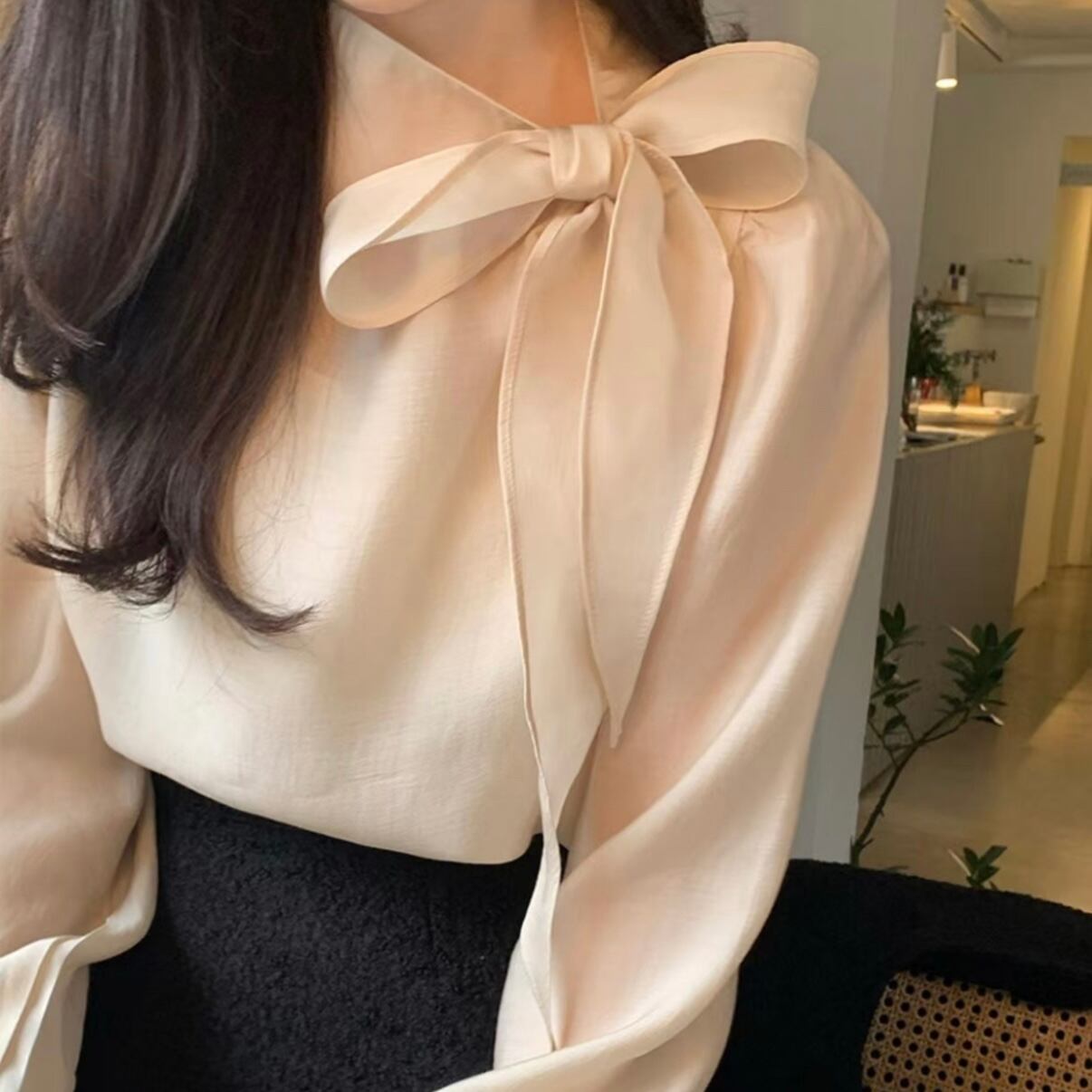 リボン付きモックネック シアーパフブラウス