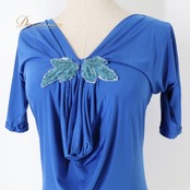 社交ダンス 衣装 トップス ブラウス ブルー系 チャコットロイヤルダンス Chacott ROYAL DANCE レッスン 練習 青 スリット袖 ビジュー リボン ドルマンスリーブ 大人っぽい 上品 おしゃれ フレア かわいい 華やか 鮮やか フェミニン お洒落 シンプル エレガント 軽やか ダンスウェア レディース スタイリッシュ