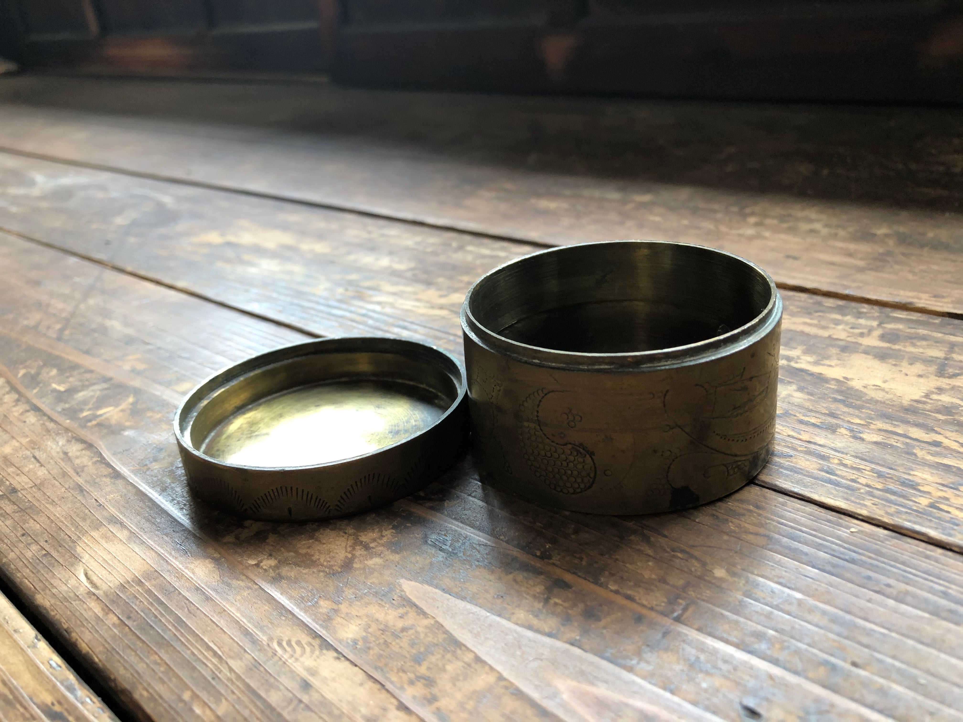 古い真鍮の小物入れ 骨董品 ビンテージ アンティーク 古道具 | plants