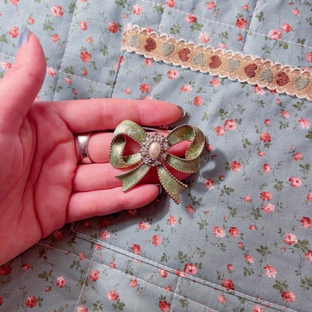 green ribbon silver brooch