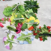 フラダンス 小物 まとめ売り 70点以上 セット レイ フラワーレイ リーフレイクウペエ ネックレス ブレスレット 赤 白 黄 緑 ピンク カラフル 小道具 アクセサリー ヘアクリップ ヘアアクセサリー タヒチアン ホワイト系 グリーン系 レッド系 イエロー系