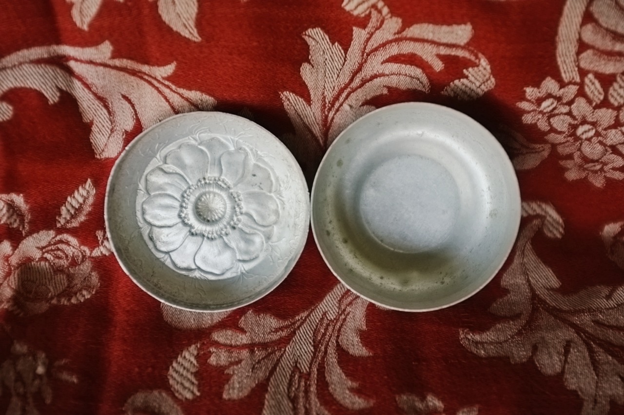 1900s フランス  ルージュの花芯とアネモネとアルミパウダーケース アンティーク