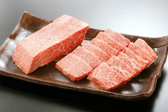 まさに「とける」という表現がふさわしい極上の一品。「ひらかわ牛焼肉用カルビ800g」※限定5セット