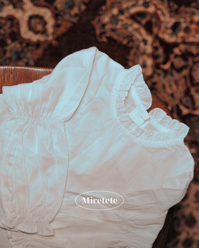 【取寄】使い勝手抜群なクラシカルなハイネックフリルブラウス