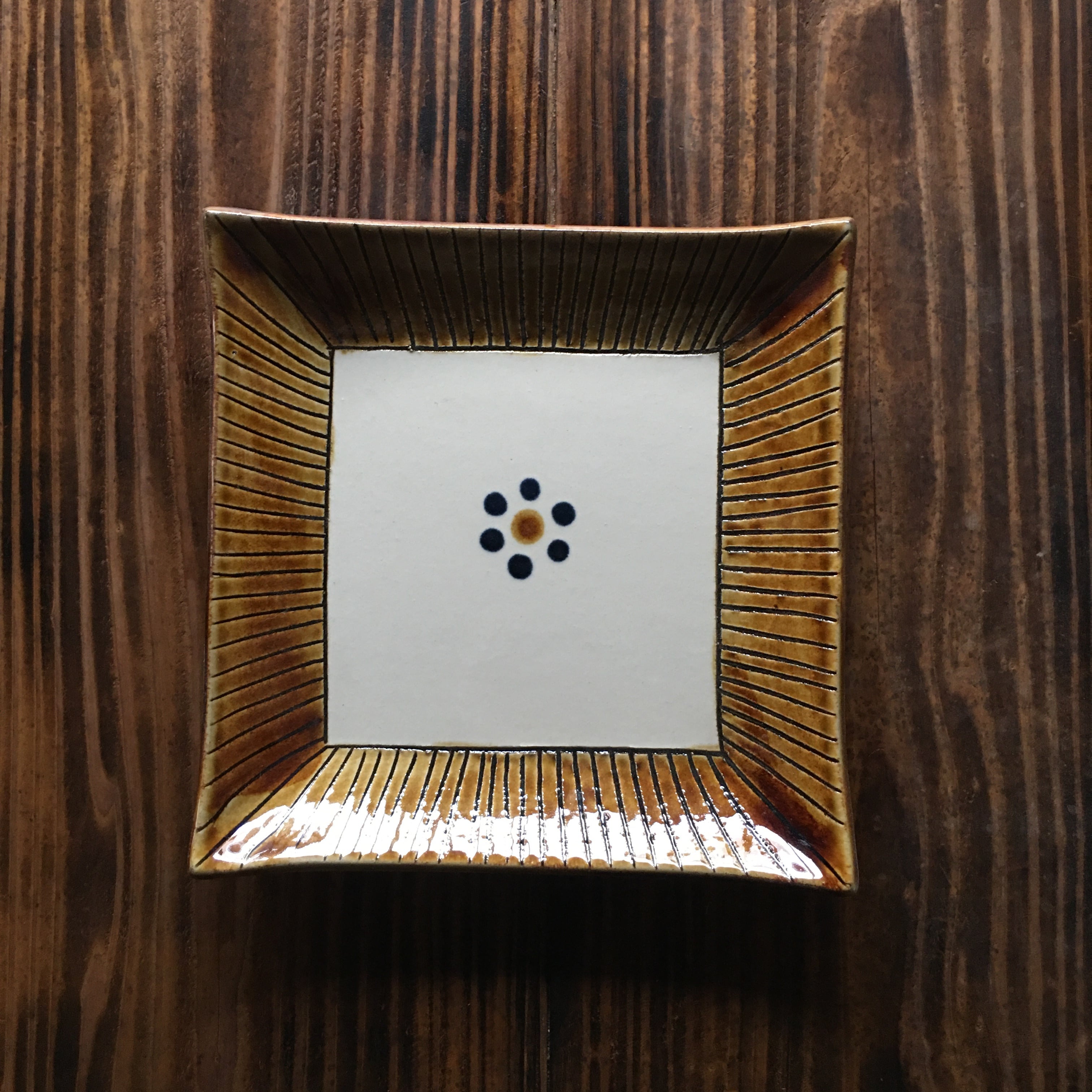 四角皿（□18） 線彫り花ぐー あめ | 陶眞窯（とうしんがま