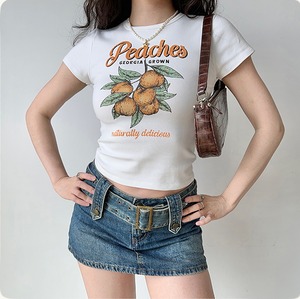 レディース トップス Tシャツ ショート 半袖 ラウンドネック スリム 細身 ストレート かわいい 大人可愛い シンプル カジュアル おしゃれ かっこいい レトロ こなれ感 ラフ ガーリー ラブリー キュート アメリカン ロゴ 夏 学生 学校 デート お出かけ 旅行 海 プール ビーチ 女子会 ショッピング 韓国 コーデ 楽ちん 普段使い 着回し モテ トレンド 流行 インスタ映え S M L XL ホワイト