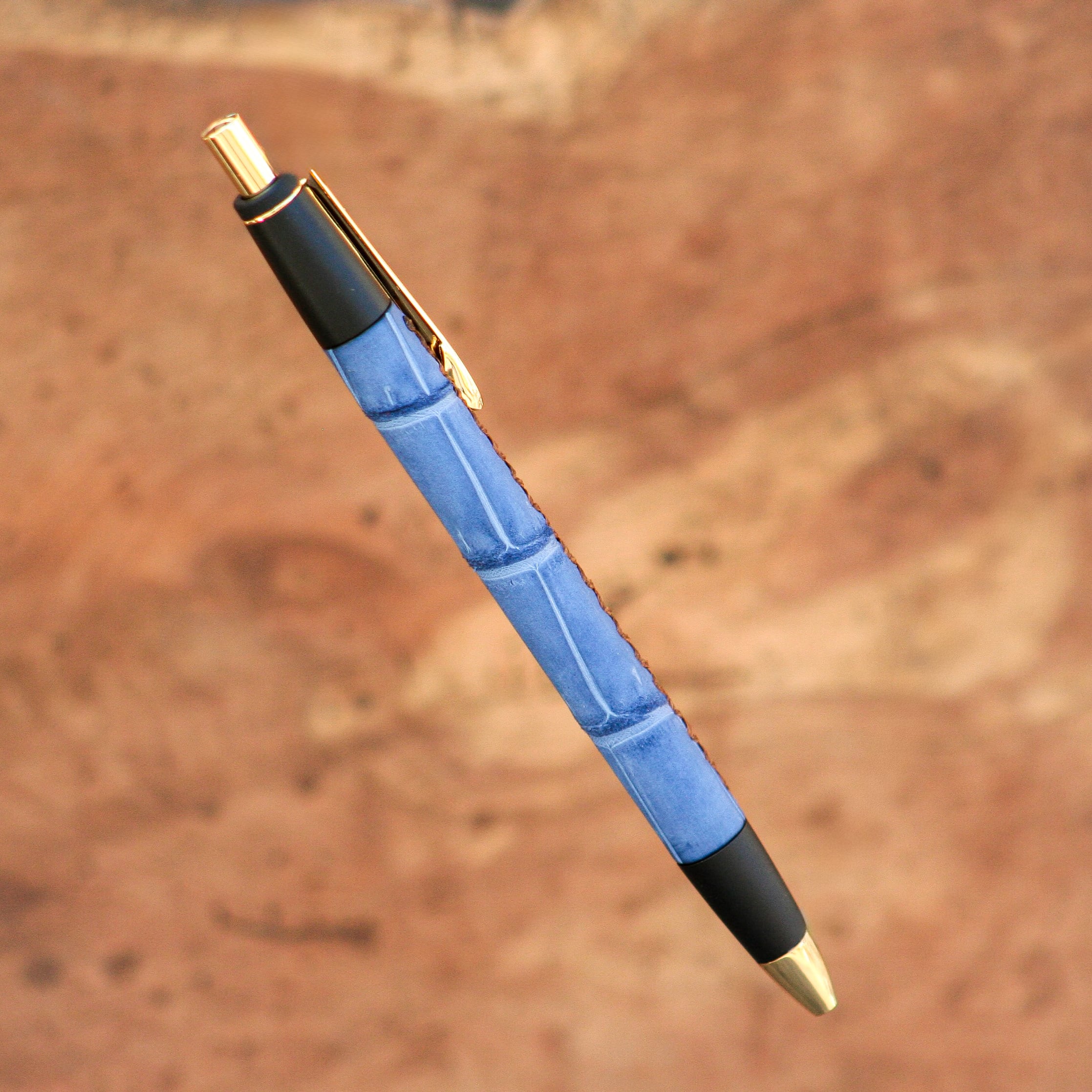 ☆不定期販売☆ 革軸ペン【クロコダイル ヌバック ブルー】 | Schicksal