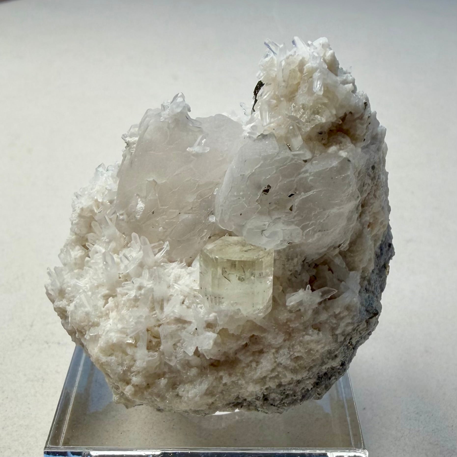 フローロアパタイト / カルサイト / パイライト / クォーツ【Fluorapatite with Calcite & Pyrite & Quartz】ペルー産