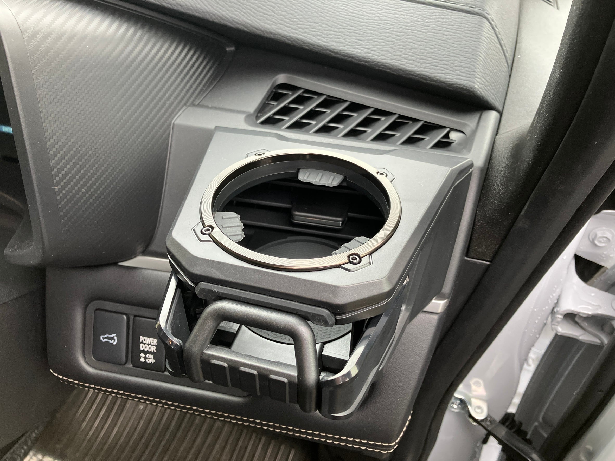 運転席＞【佐原三菱オリジナル】デリカD:5後期型専用ドリンクホルダー