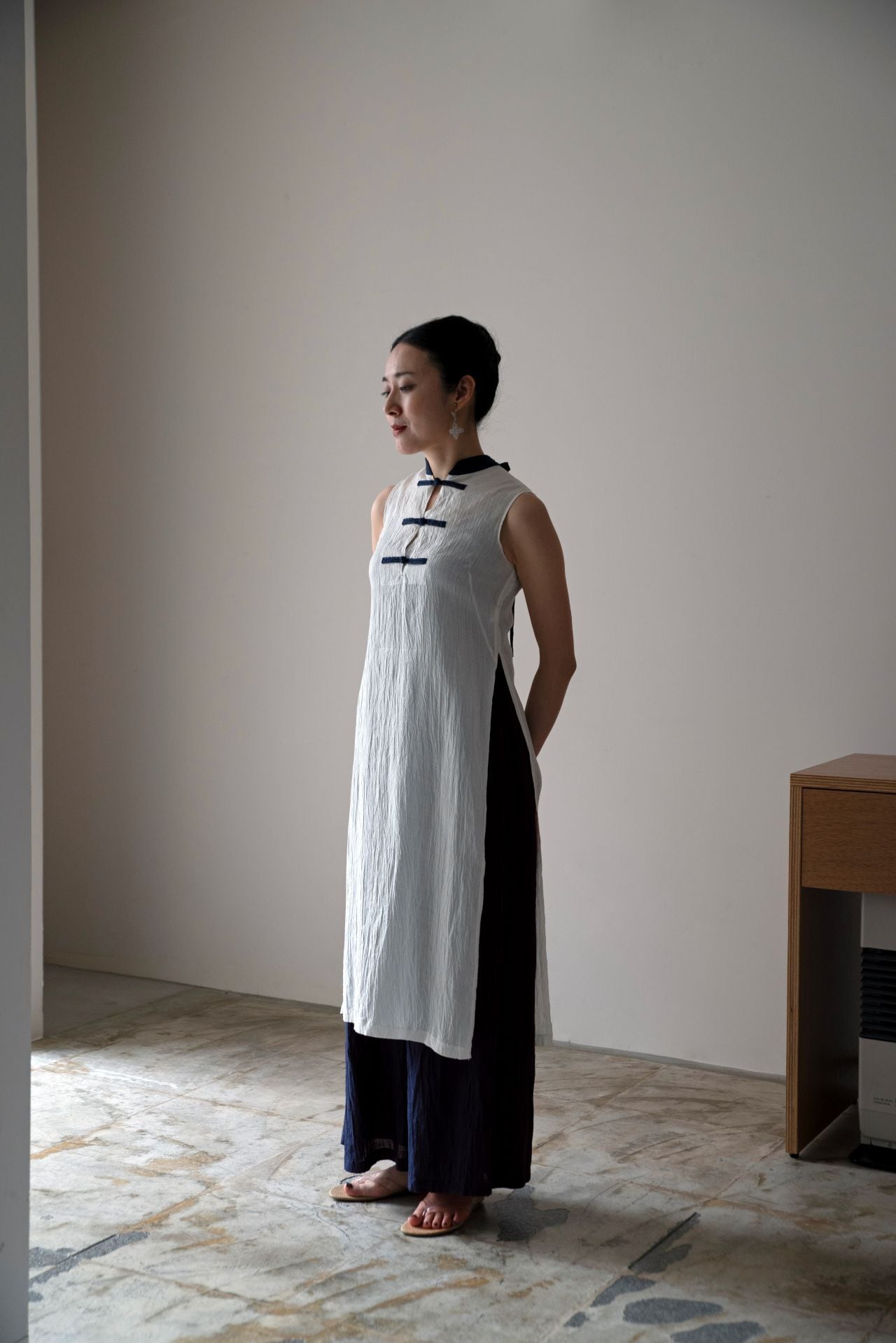 美品 アニオナ　チュニック バイカラーアオザイチュニック / 白×留紺・近江ちぢみ 麻S,M,L,LL