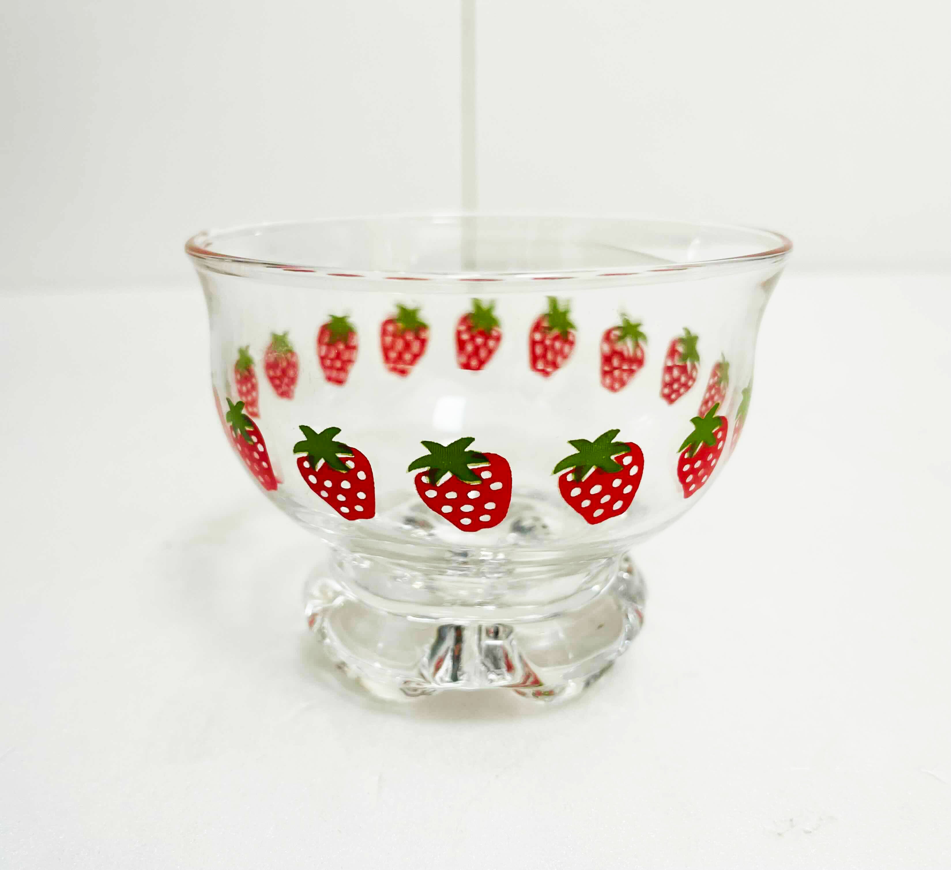 いちご柄♥️ポップな灰皿いかがですか？ レトロポップ いちご柄 デザート皿 ガラス皿【Z-K2228】 | 六感堂