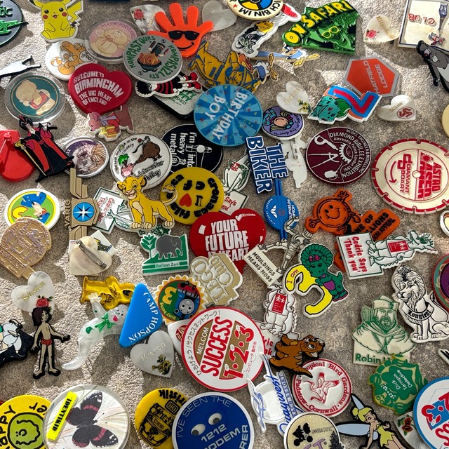 樹脂･プラスチック系メイン 100個 ヴィンテージ レトロ 缶バッジ  vintage ビンテージ 古着 通販 リメイク 雑貨 2608010