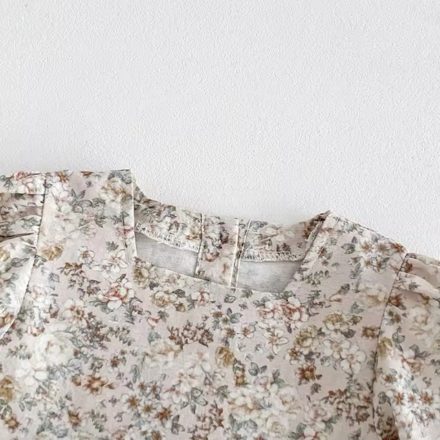 【取寄】淡色花柄にリボンがきゅんとするスクエアネックフリル花柄ロンパース