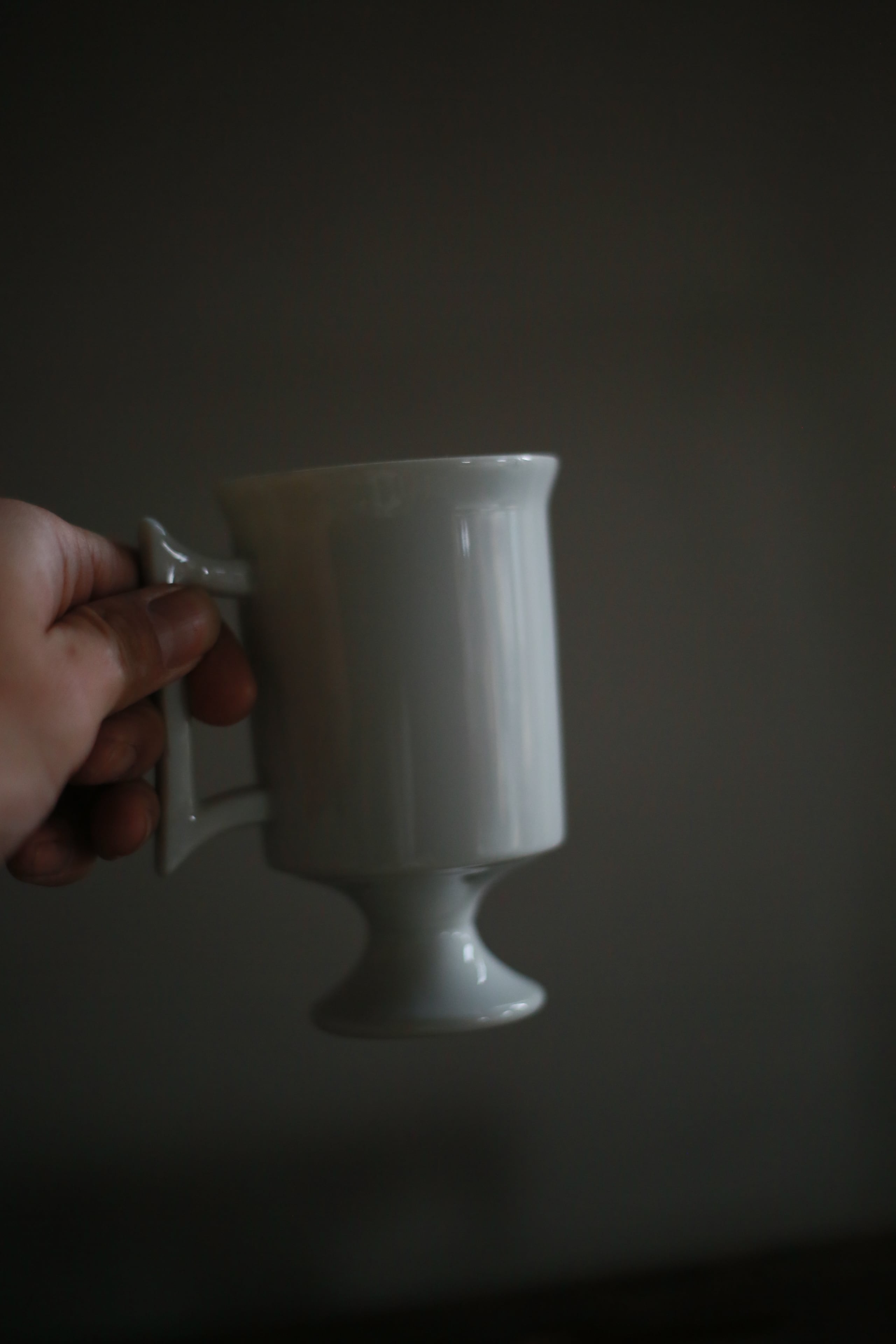 古い国産の白磁カップ