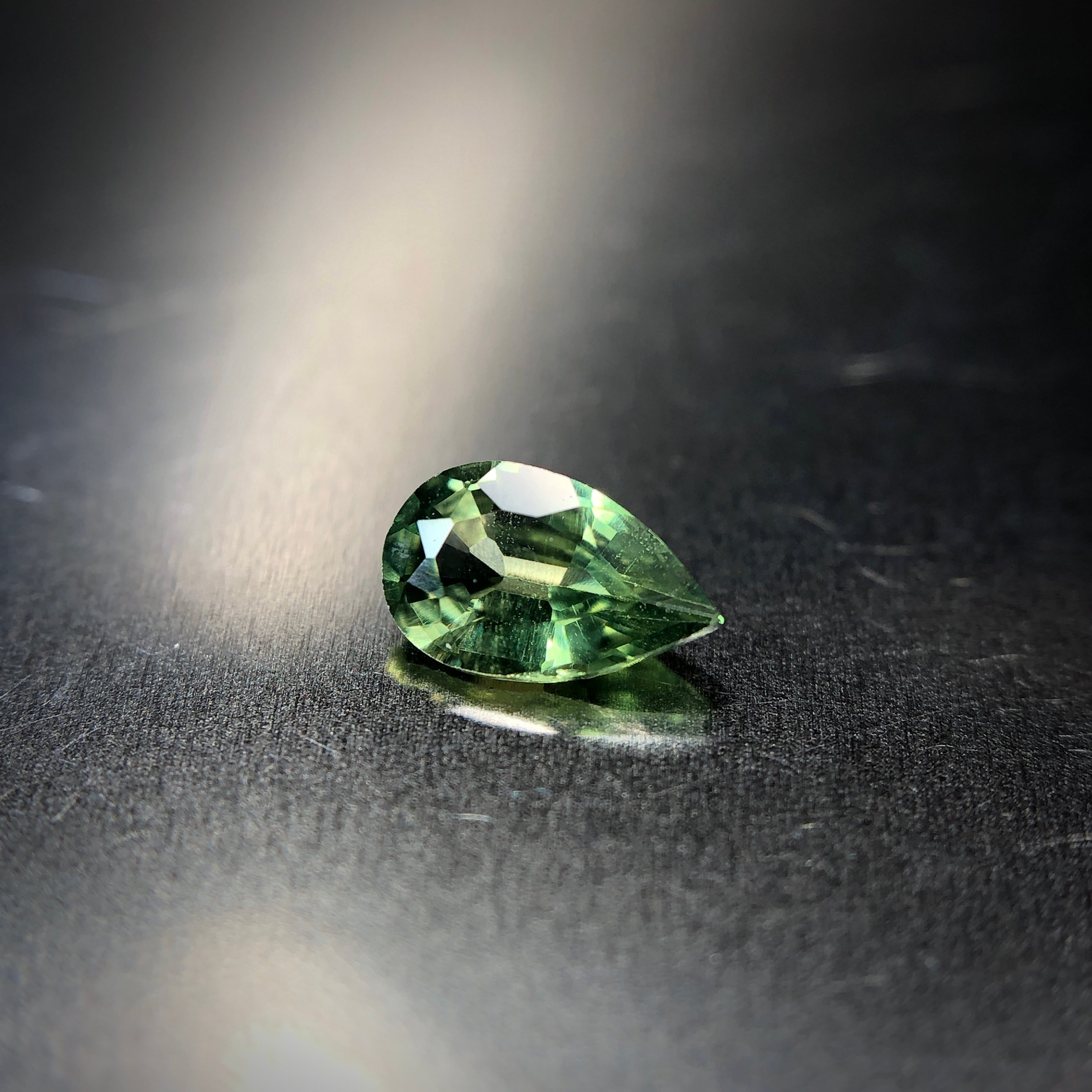 妖艶に溶け合う黄翠色 0.19ct 希少石 天然 モンタナサファイア