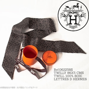 エルメス：ツイリー／LETTRES D HERMES／062258S型／グレー色シルク100％／Hermès TWILLY 86X5 CMS TWILL 100% SOIE LETTRES D HERMES