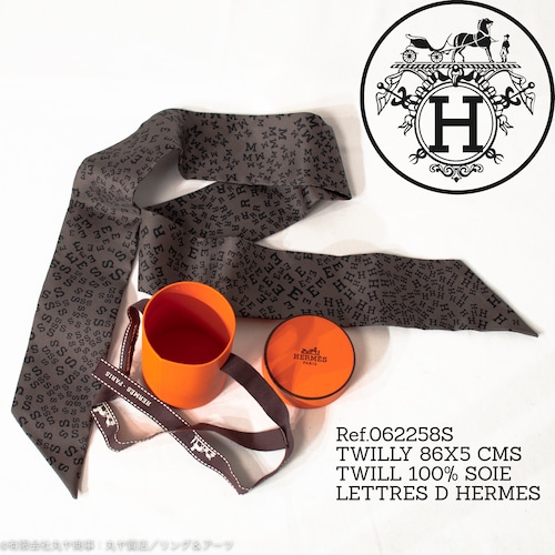 エルメス：ツイリー／LETTRES D HERMES／062258S型／グレー色シルク100％／Hermès TWILLY 86X5 CMS TWILL 100% SOIE LETTRES D HERMES