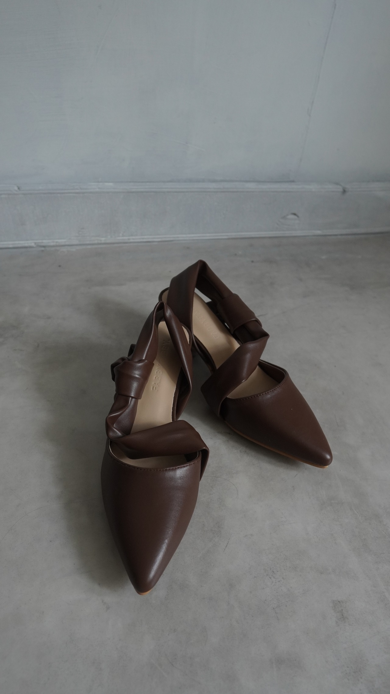 ツイストヒールポインテッドパンプス／brown