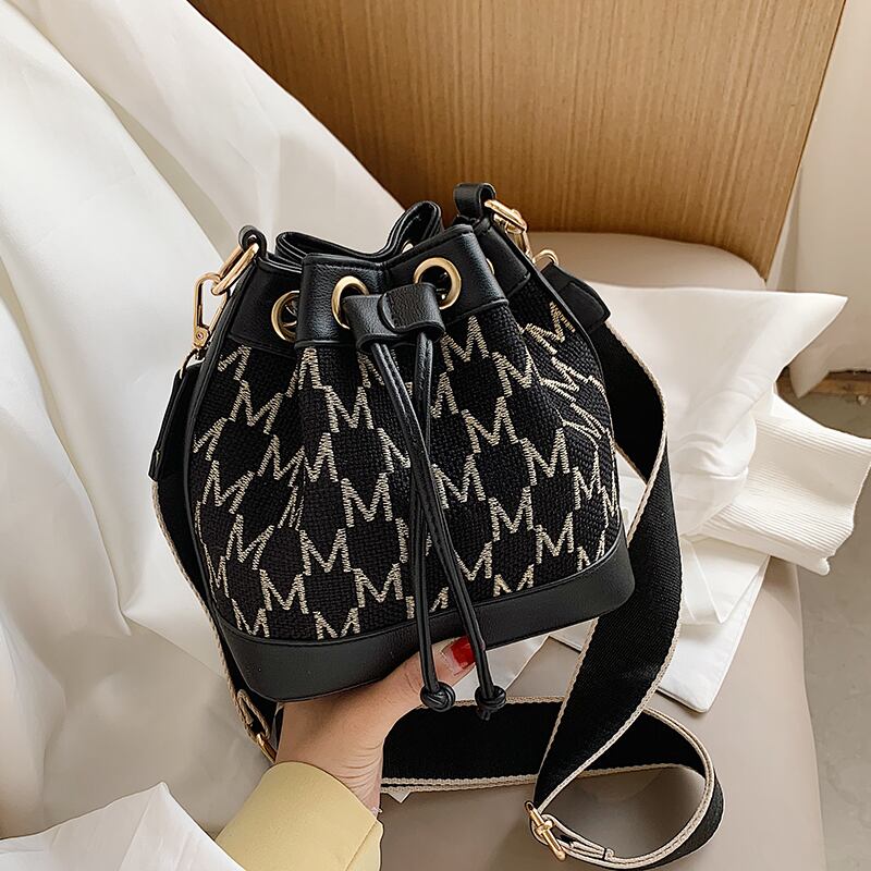 今年人気のスモールバッグ、レディースバッグ、2020年の新流行ファッションワイドショルダーストラップメッセンジャーバッグネットセレブニッチバケットバッグ Tiancai_Wing_Bag22643917201