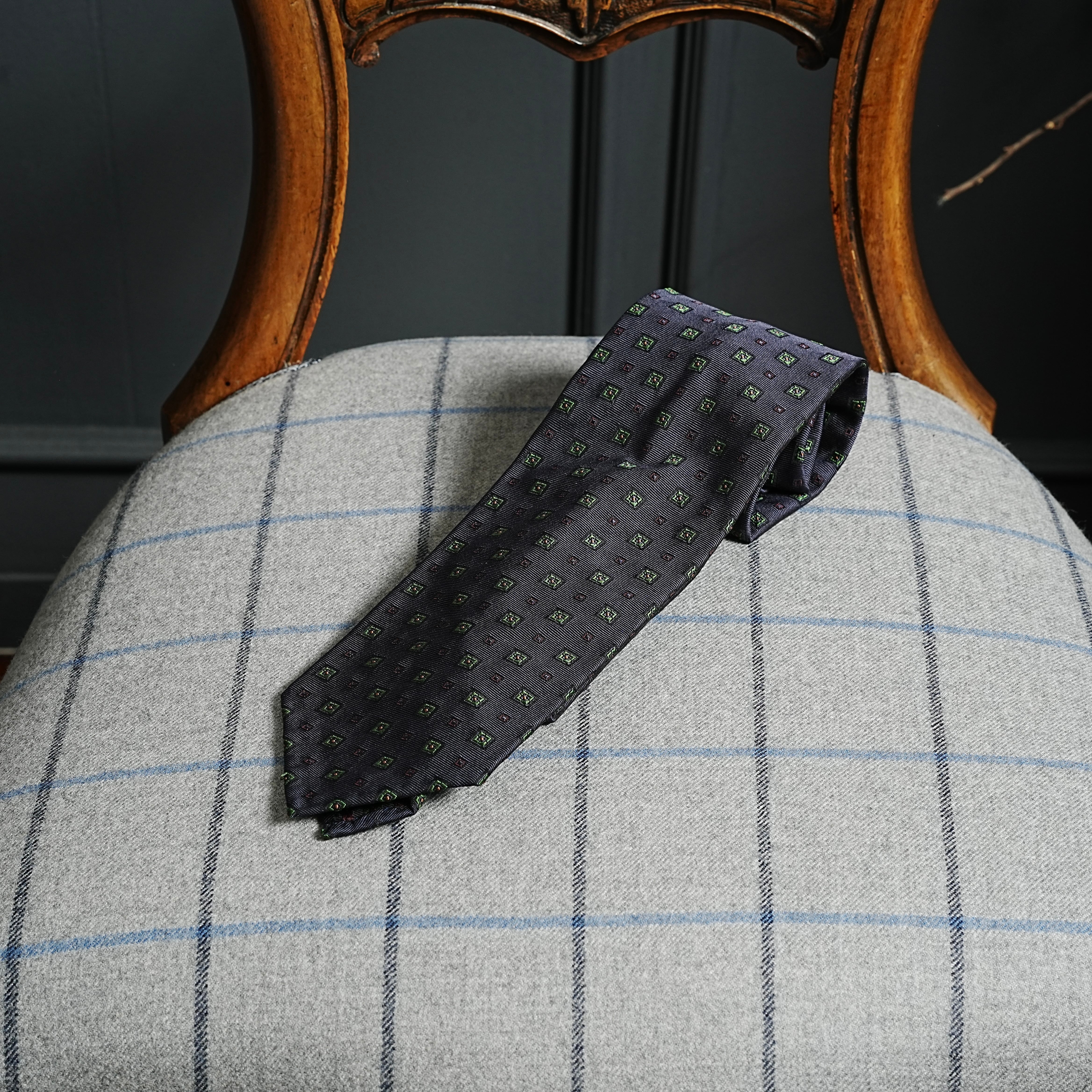 5-Fold Jacquard Silk Tie Navy: Crafting a Luxurious Knot