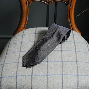 5-Fold Jacquard Silk Tie Navy: Crafting a Luxurious Knot