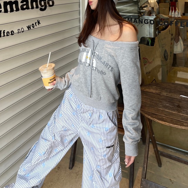 off-shoulder logo sweatshirt　オフショルダーロゴスウェットシャツ　J0834