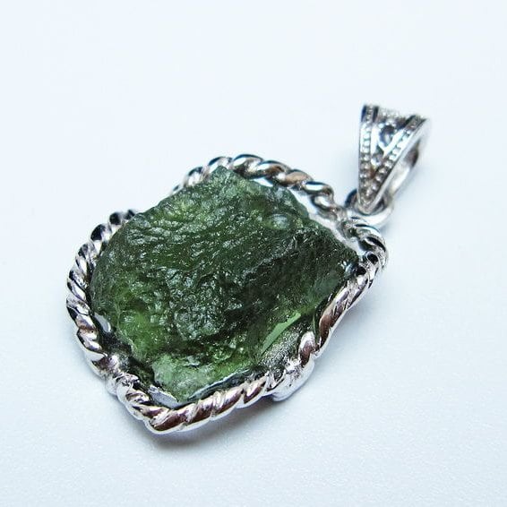 モルダバイト ペンダント モルダウ石 ペンダントトップ 原石 一点物 メール便可 [M便 1/20] 199-487