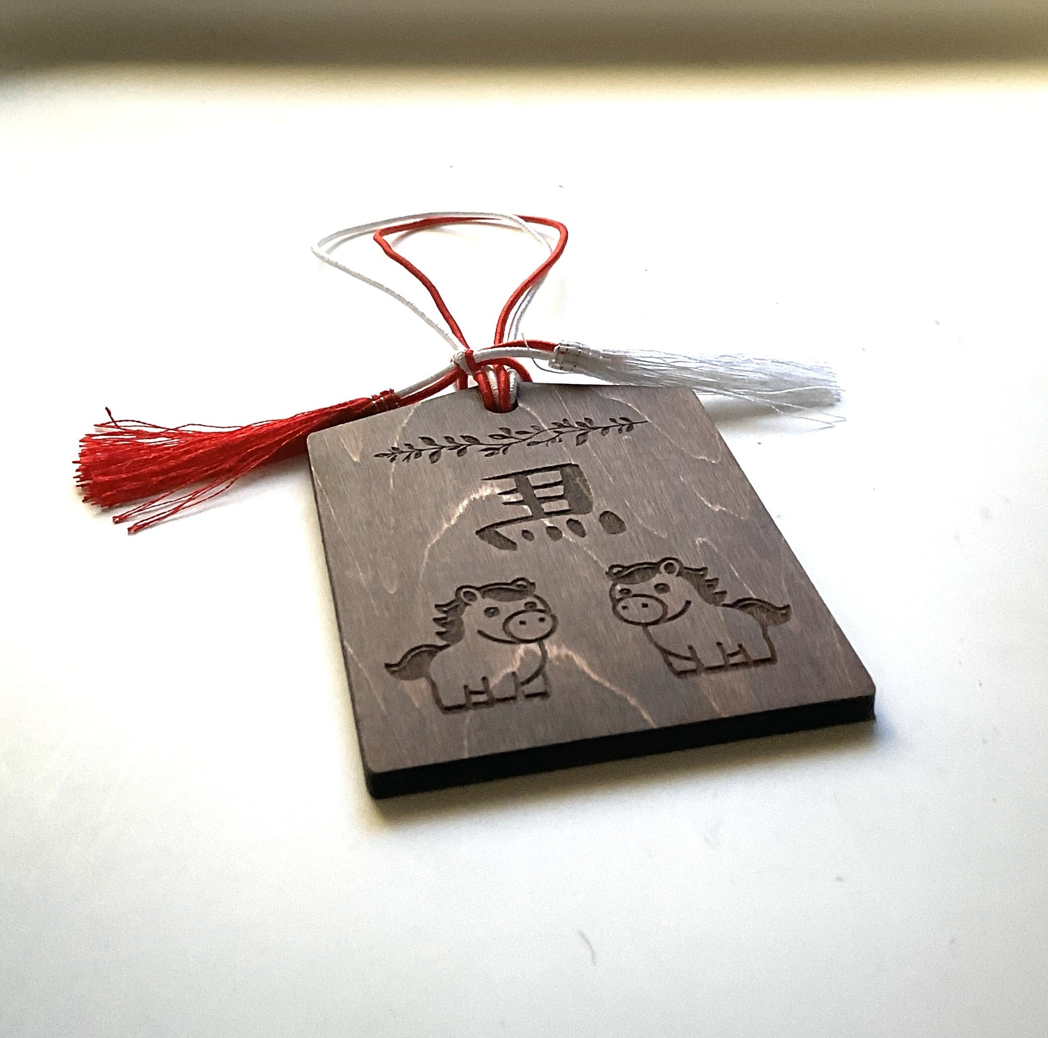 左馬の木製お守り【ひだりうま】oakカラー 厚さ4mm | COLUMBOX