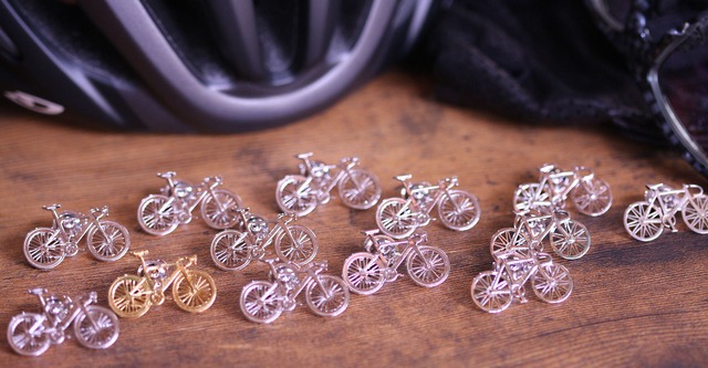 自転車ピンバッチ・ピンブローチ・ジュエリー【18金ゴールドカラー　シルバー925】ロードバイク型　細部まで極限再現　ゴールド・プラチナと同じラインで製造　自転車記念品に