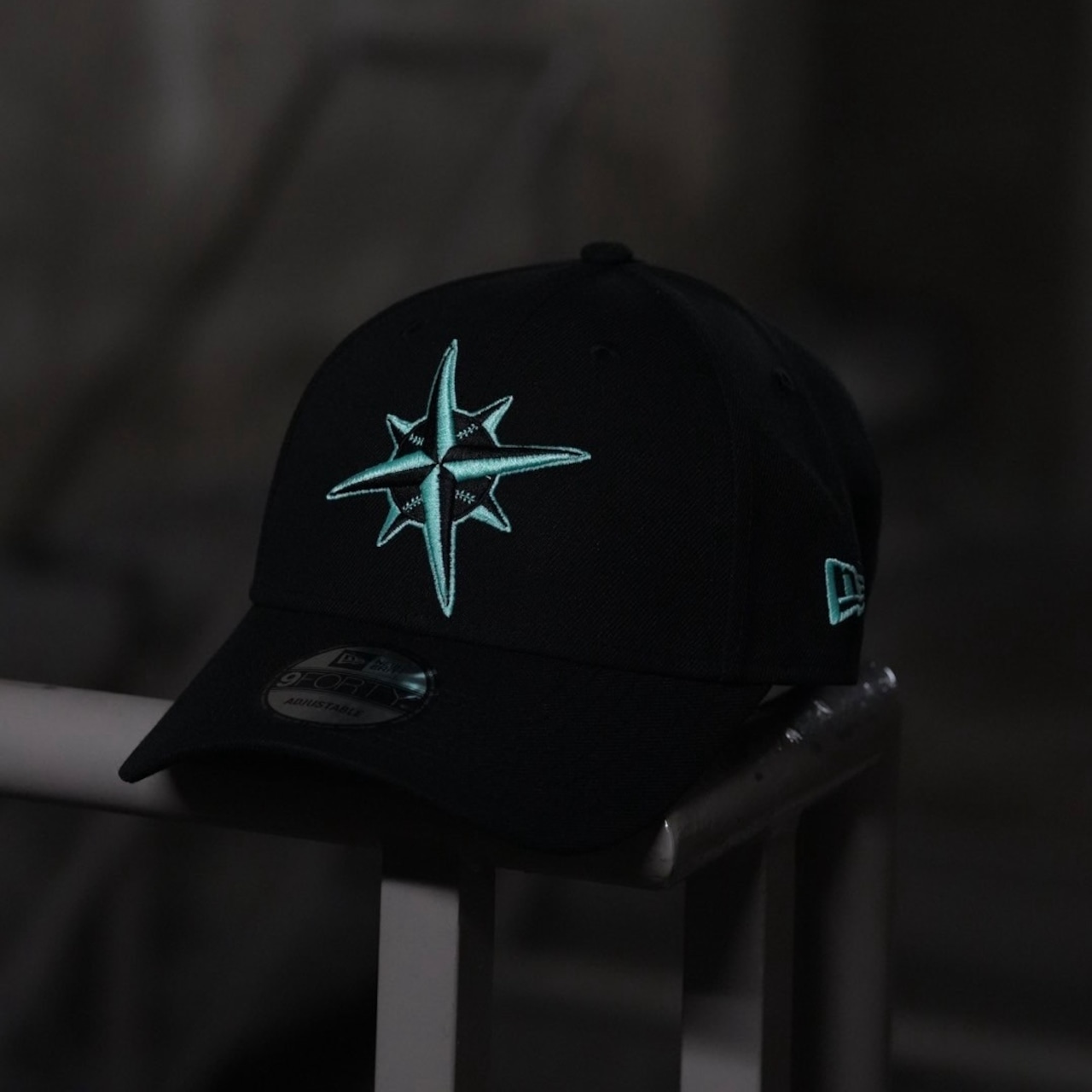 【gifthat別注】NEW ERA 940/9FORTY  シアトル・マリナーズBLACK SEAGLASS