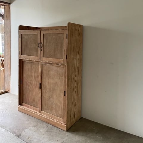 扉付きの収納棚