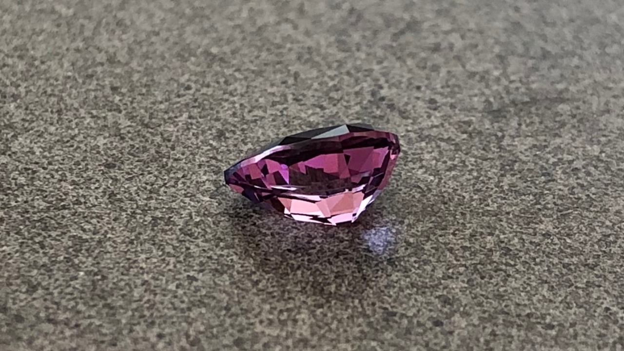 パープルスピネル ペアシェイプ 1.11ct, 8x5.2x4.1mm モザンビーク産