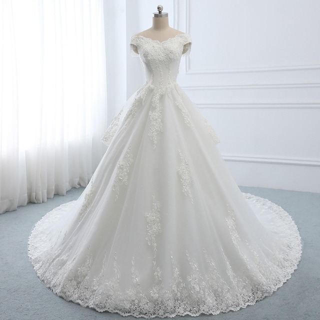 姫の結婚式の独特な白いレースの花の珠光のウェディングベールの肩のウェディングベールのウェディングベールのスカートを貼ります Ynswedding23