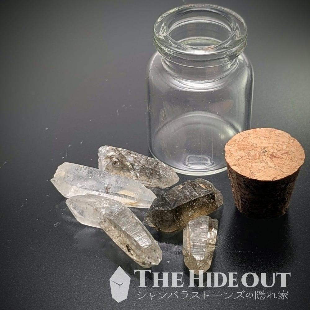 日本国産鉱物標本044 山梨県甲州市塩山竹森産草入り（苔土電気石入り