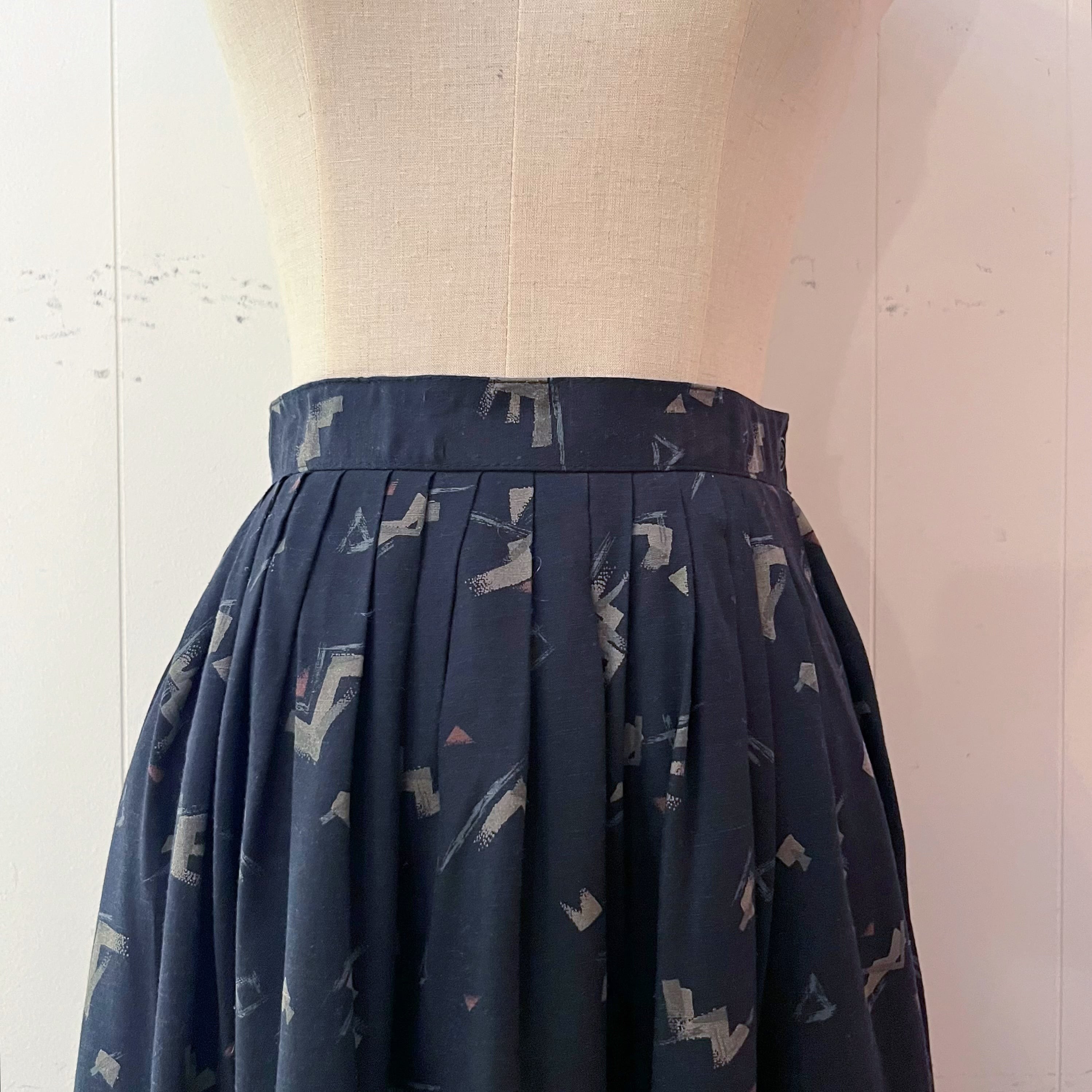 geometric pattern tuck skirt
