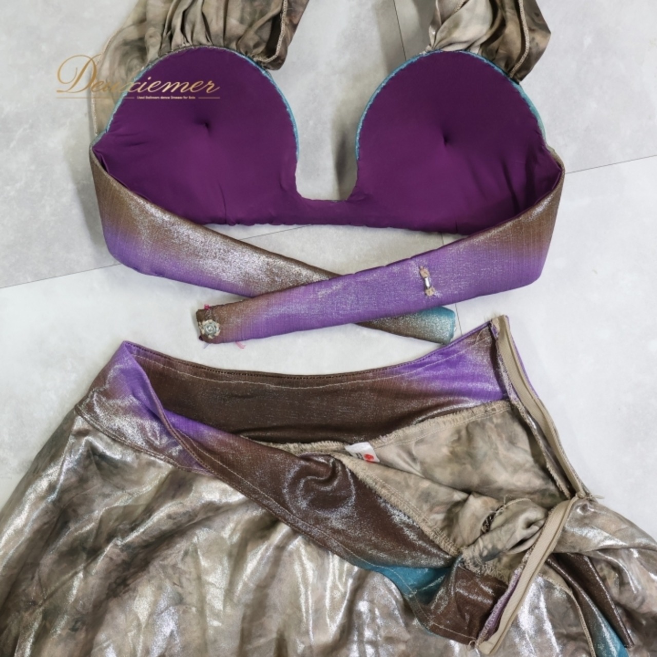 ベリーダンス オリエンタル 衣装 上下セット ゴールド系 光沢 高級感 トップス スカート フリル エジプト製 ダンス衣装 舞台 華やか 金 紫 茶 緑 シンプル キラキラ ステージ ツーピース パープル系 ブラウン系 グリーン系