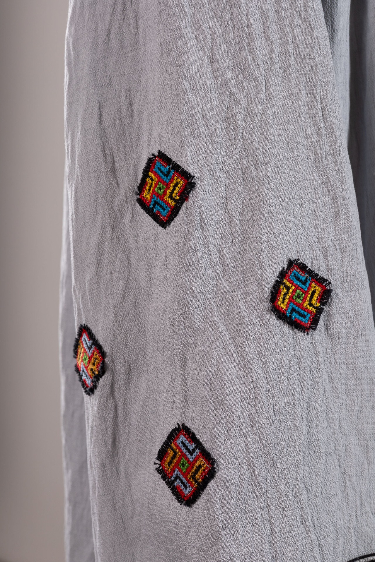 ウクライナ刺繍ヴィシヴァンカ 平行縫い　手刺繍　ブラウス　麻　レディース・フリーサイズ - 9